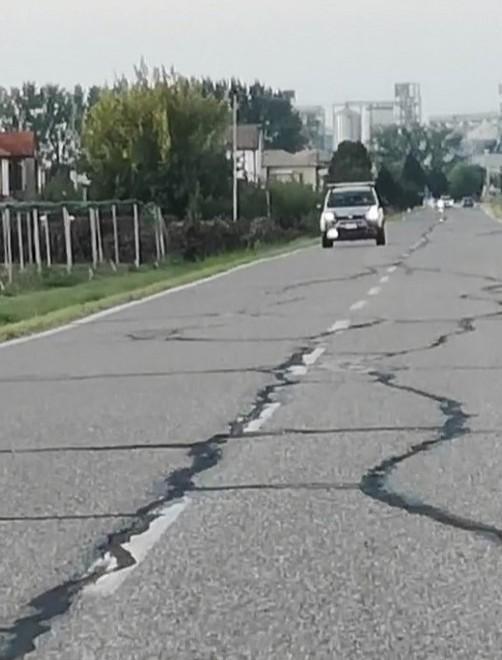 Crepe e avvallamenti sulla strada provinciale