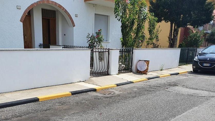 Maxi divieto di sosta Scatta la polemica «È un favoritismo»