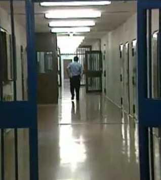 Sferrò un pugno all’agente il boss Mallo a processo 