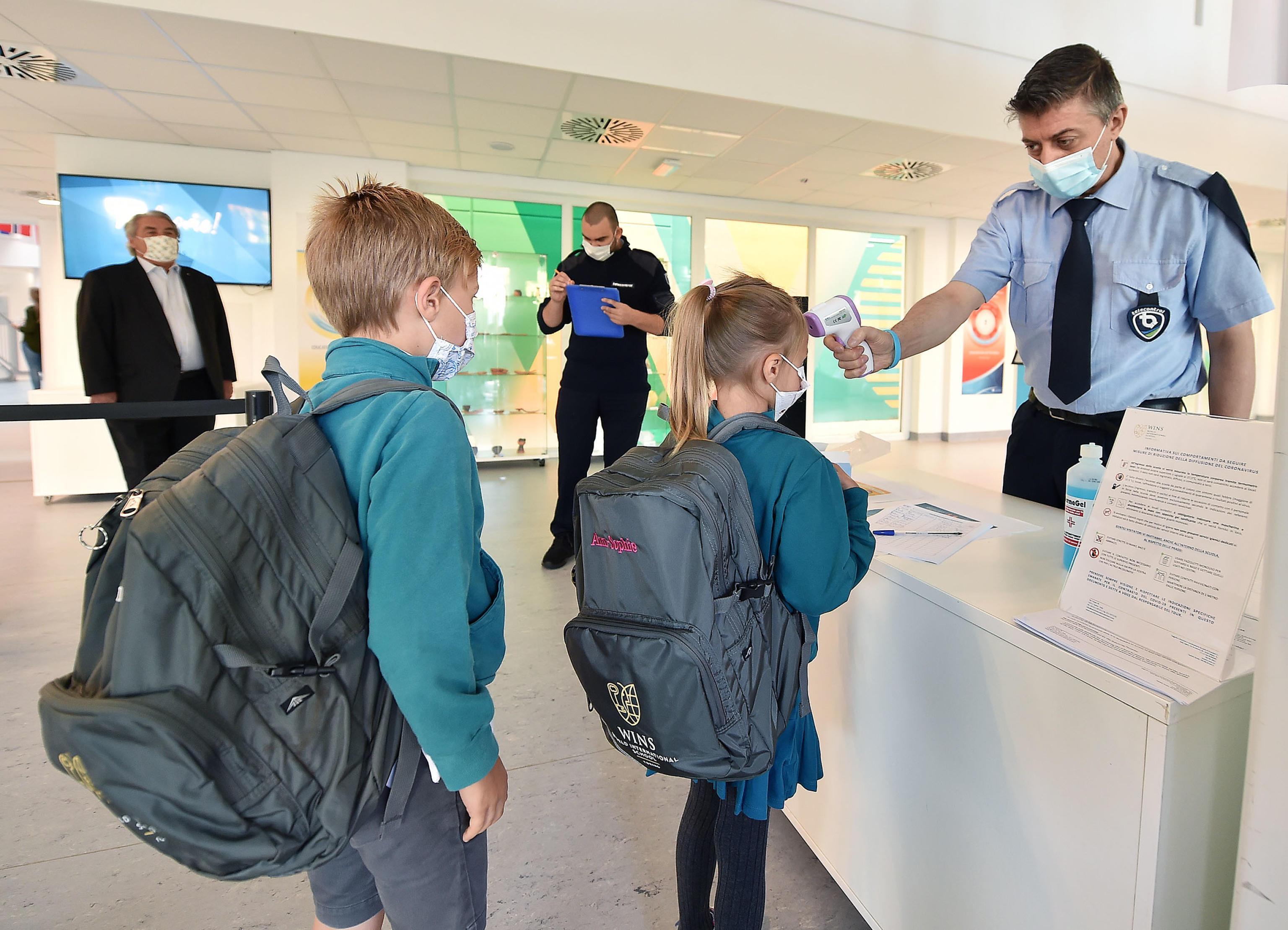 RITORNO IN CLASSE - Mascherine, distanziamento, ingressi scaglionati e didattica in remoto: così riparte la scuola al tempo del Covid 