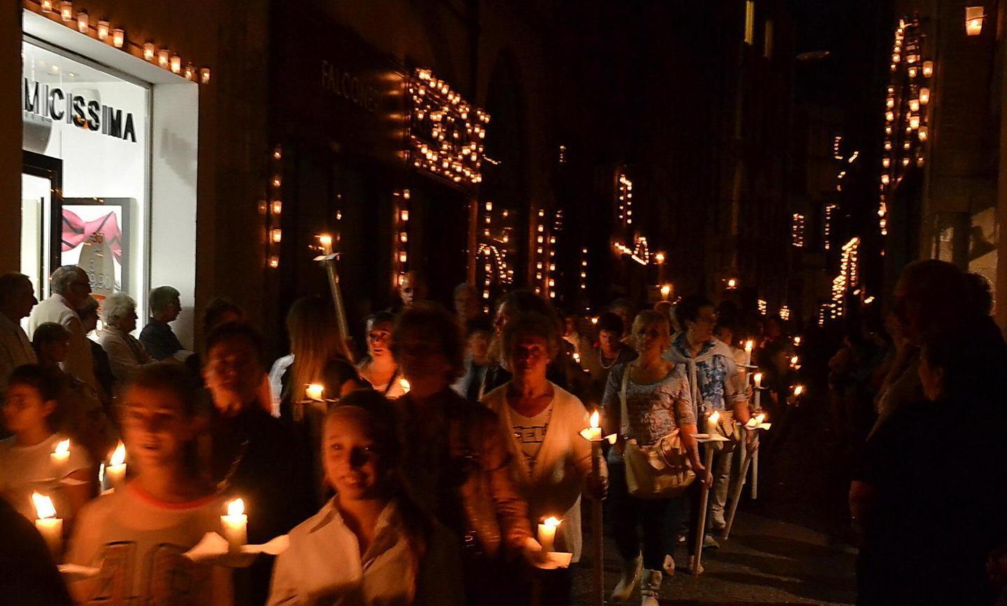Dopo 76 anni cancellata la processione a Lucca, ma resta l’abbraccio della Luminara 