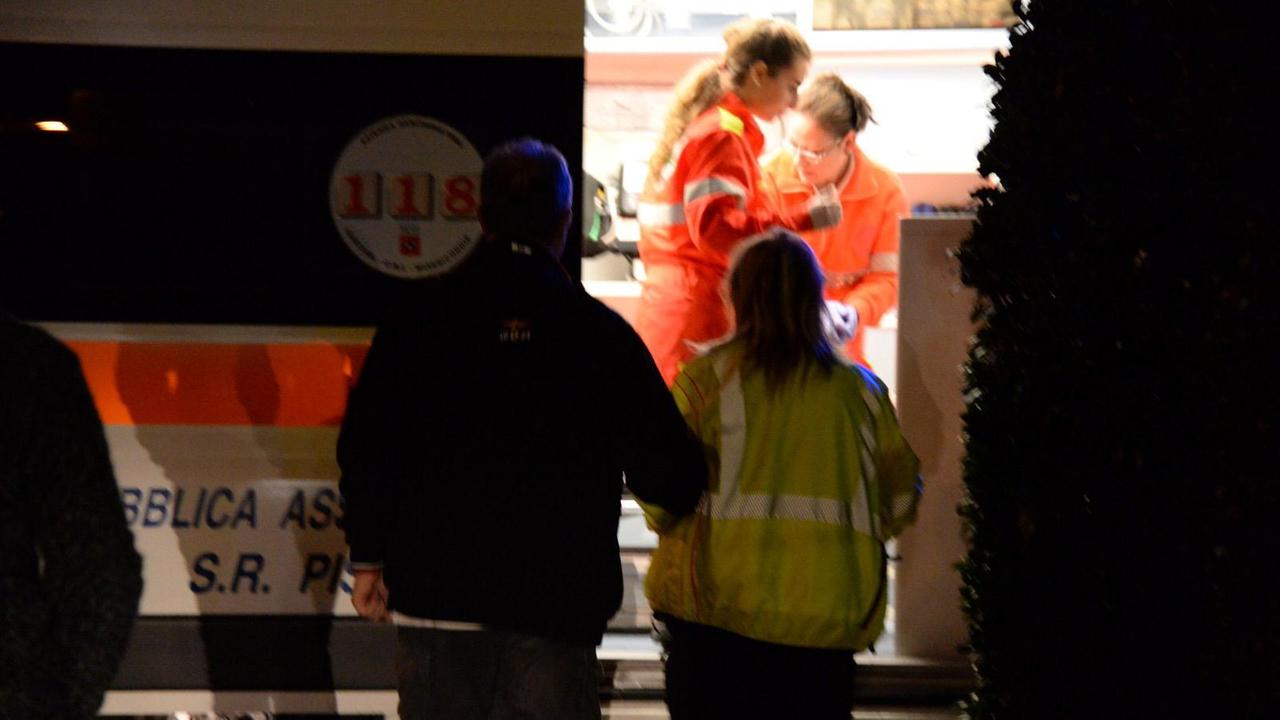 Scontro tra due auto in Versilia, cinque giovani feriti: uno è grave