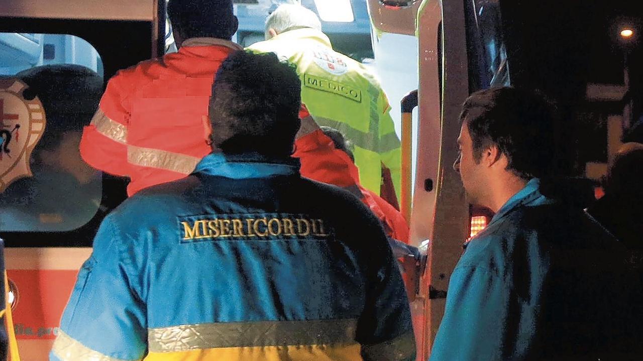 Giù dalla finestra al quinto piano: è in gravissime condizioni
