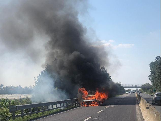 Comacchio. Auto a fuoco sulla Ferrara-Mare: code in Superstrada