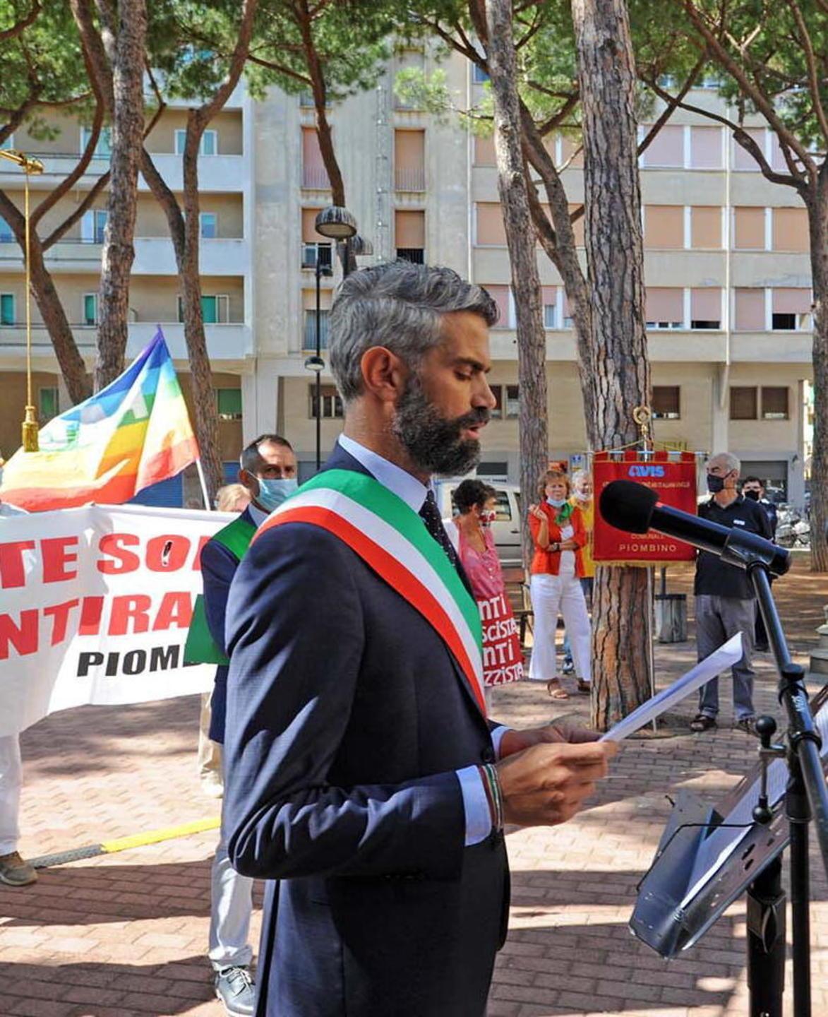 Il sindaco di Piombino Francesco Ferrari durante il suo intervento (foto Paolo Barlettani)