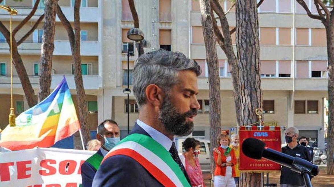 Il sindaco di Piombino Francesco Ferrari durante il suo intervento (foto Paolo Barlettani)