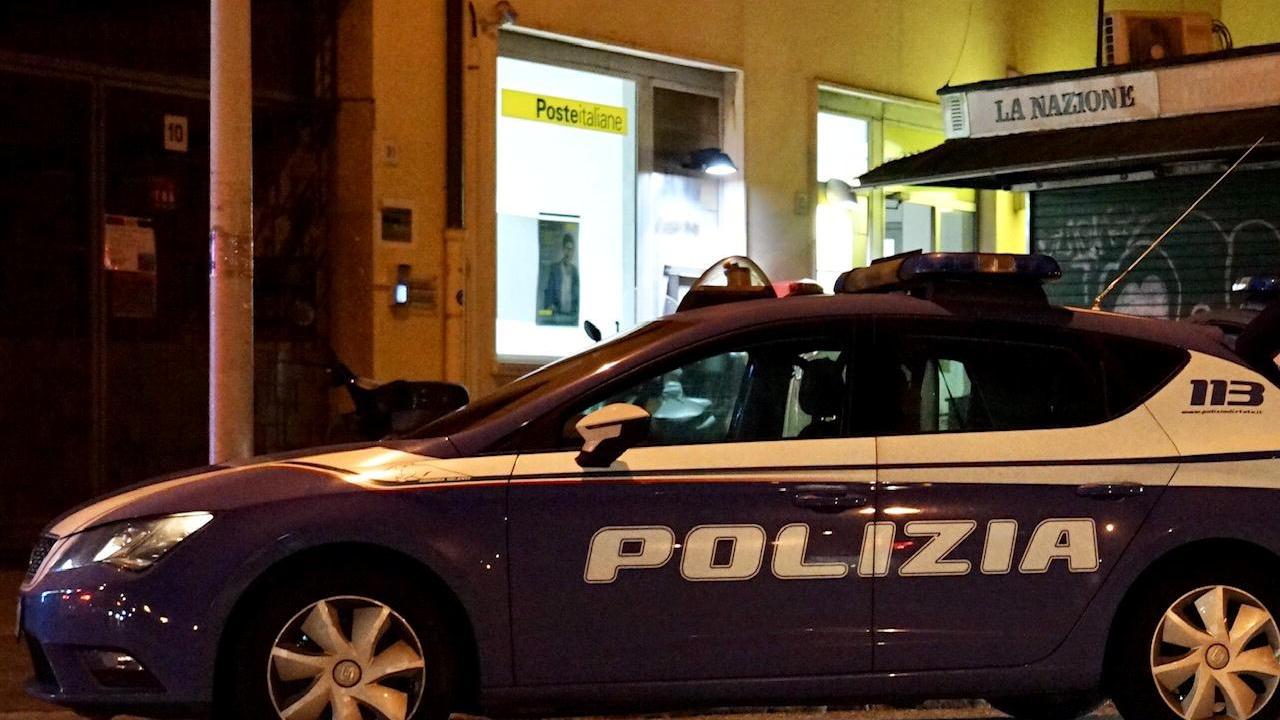 Una volante della polizia in città (Foto d'archivio)