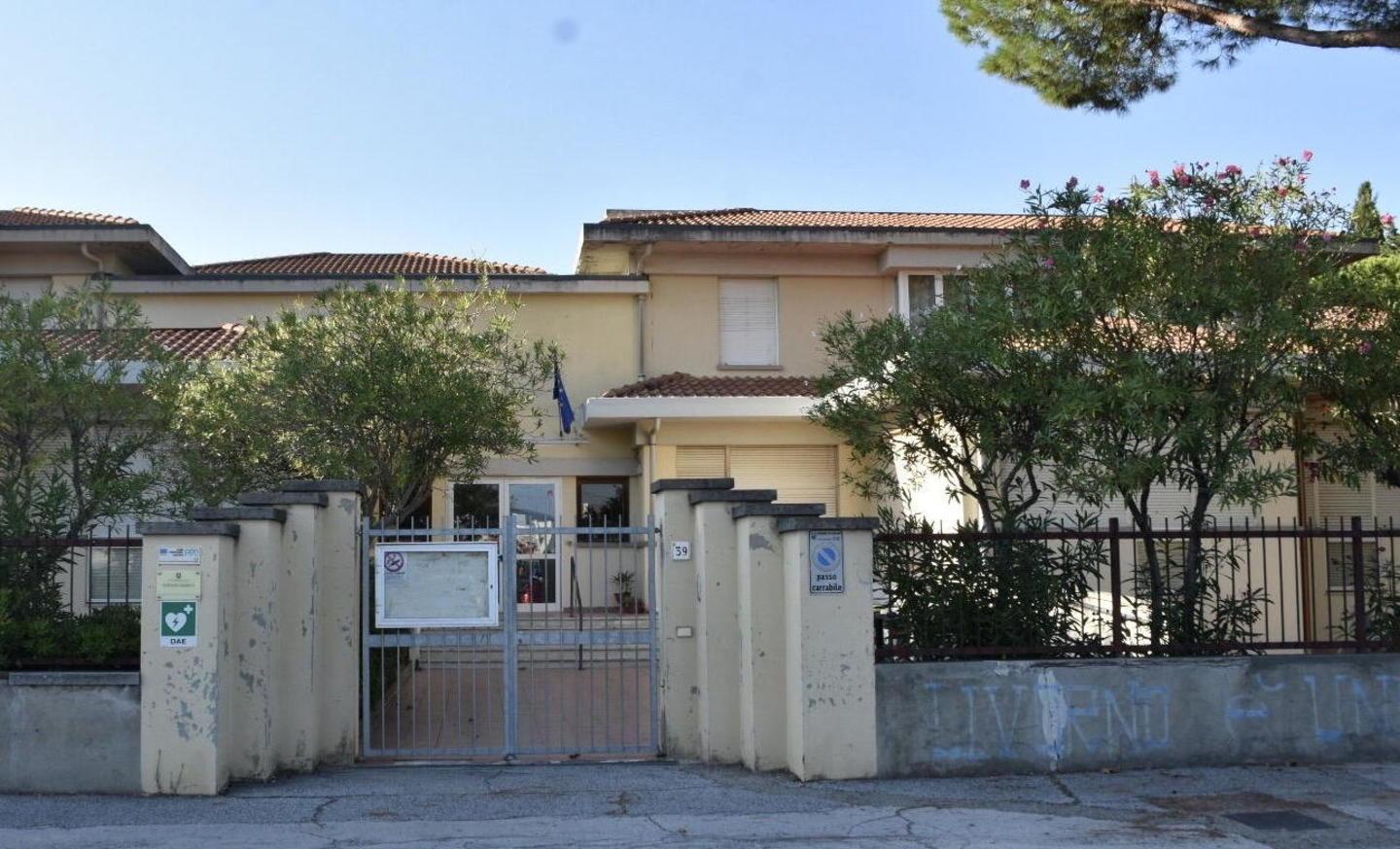 Alle elementari una classe divisa in due, metà alunni seguirà la lezione dal corridoio 