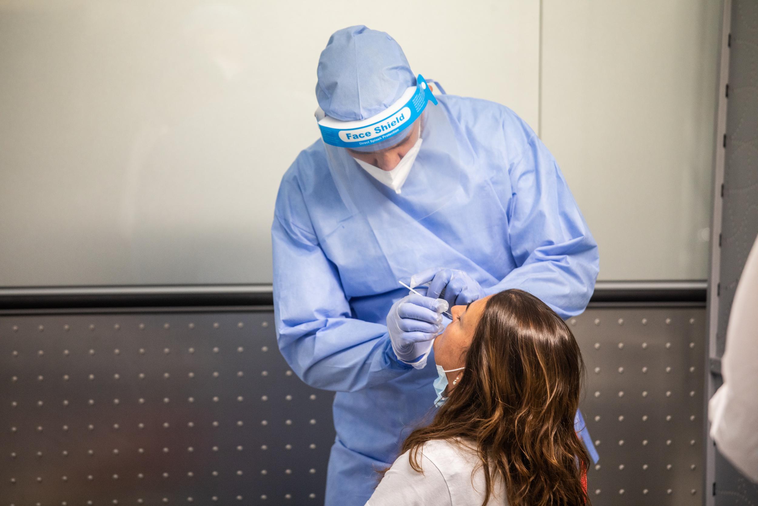 In Italia contagi in lieve calo (1.458) ma diminuiscono i tamponi. Sette decessi