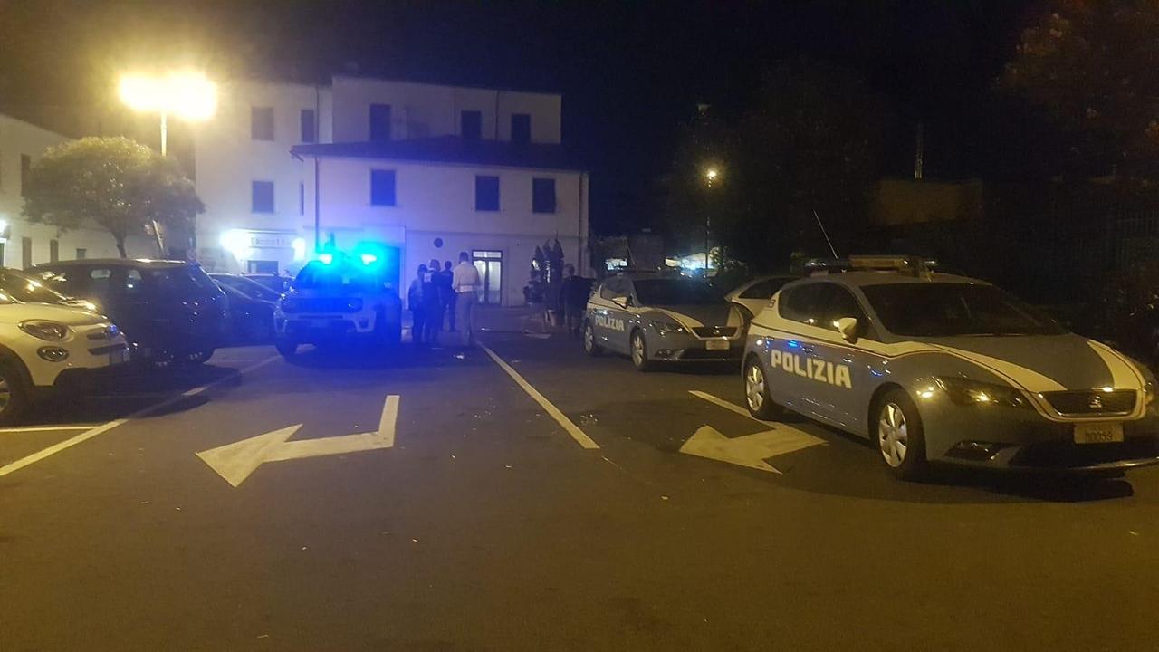 Le volanti della polizia e la macchina della municipale intervenute nella piazzetta di Antignano nella notte tra sabato 12 e domenica 13 settembre