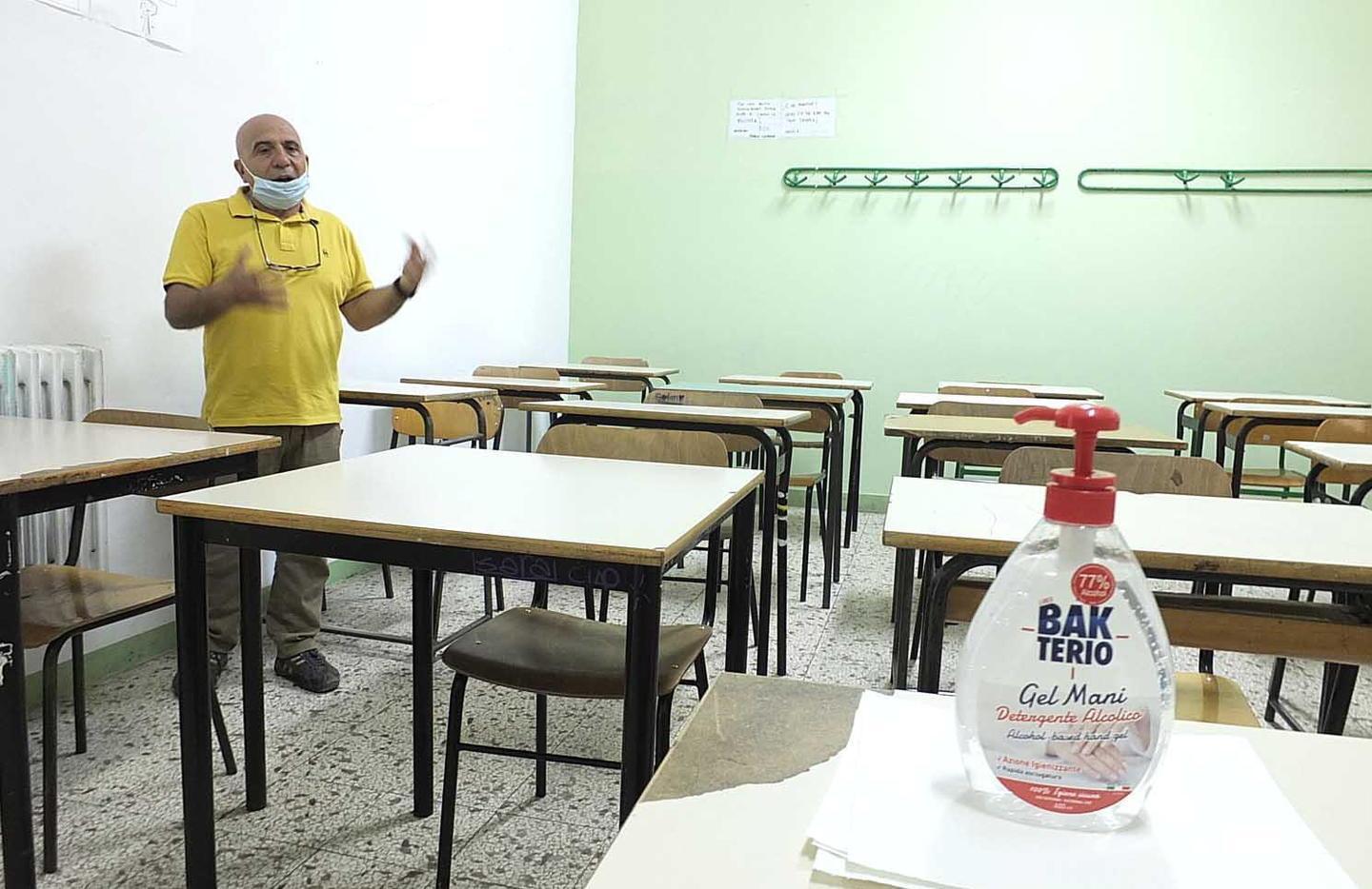 Oltre al registro, nelle cattedre del post Covid è presente il gel sanificante (fotoservizio Fabio Muzzi)