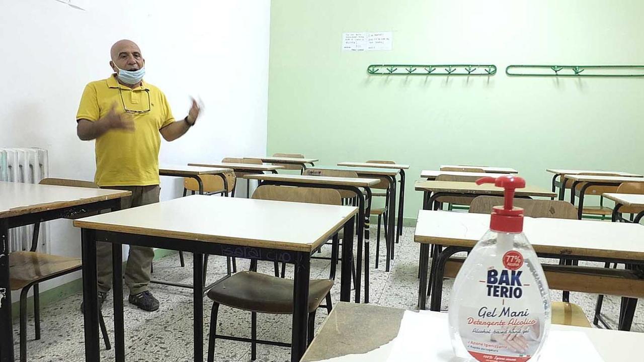 Oltre al registro, nelle cattedre del post Covid è presente il gel sanificante (fotoservizio Fabio Muzzi)
