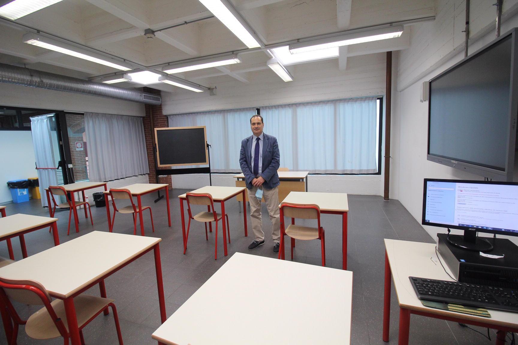 Il preside Mario Di Carlo in una delle aule del liceo Cicognini riviste per il distanziamento