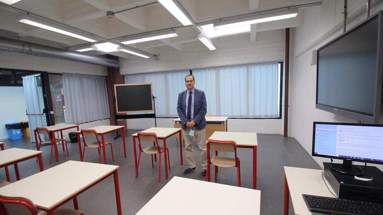 Il preside Mario Di Carlo in una delle aule del liceo Cicognini riviste per il distanziamento