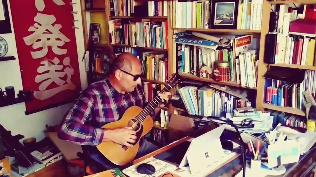 Alessandro Petri nel suo studio mentre suona il blues che ha composto sulla Dad
