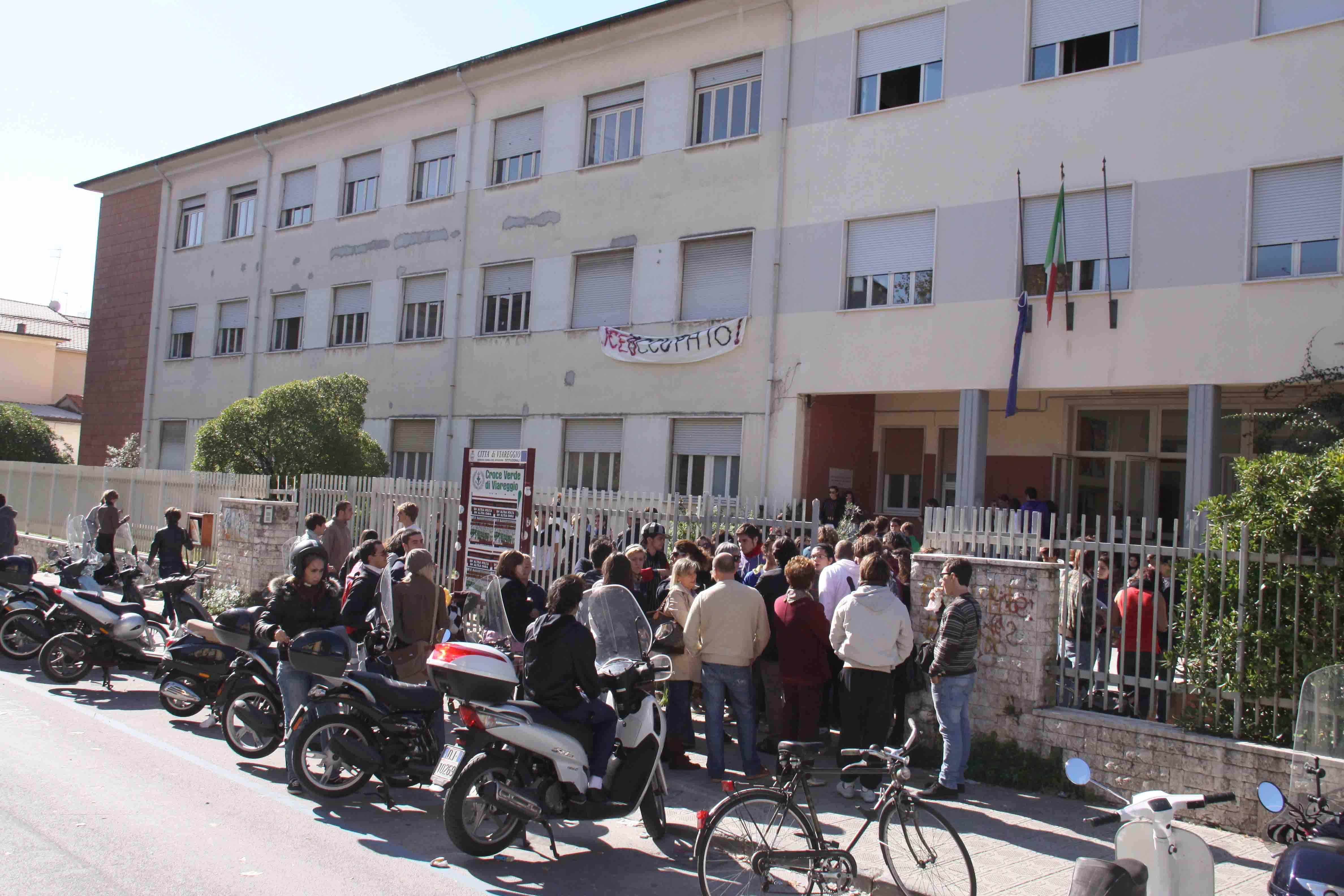 L'ingresso del liceo scientifico di Viareggio (foto d'archivio)