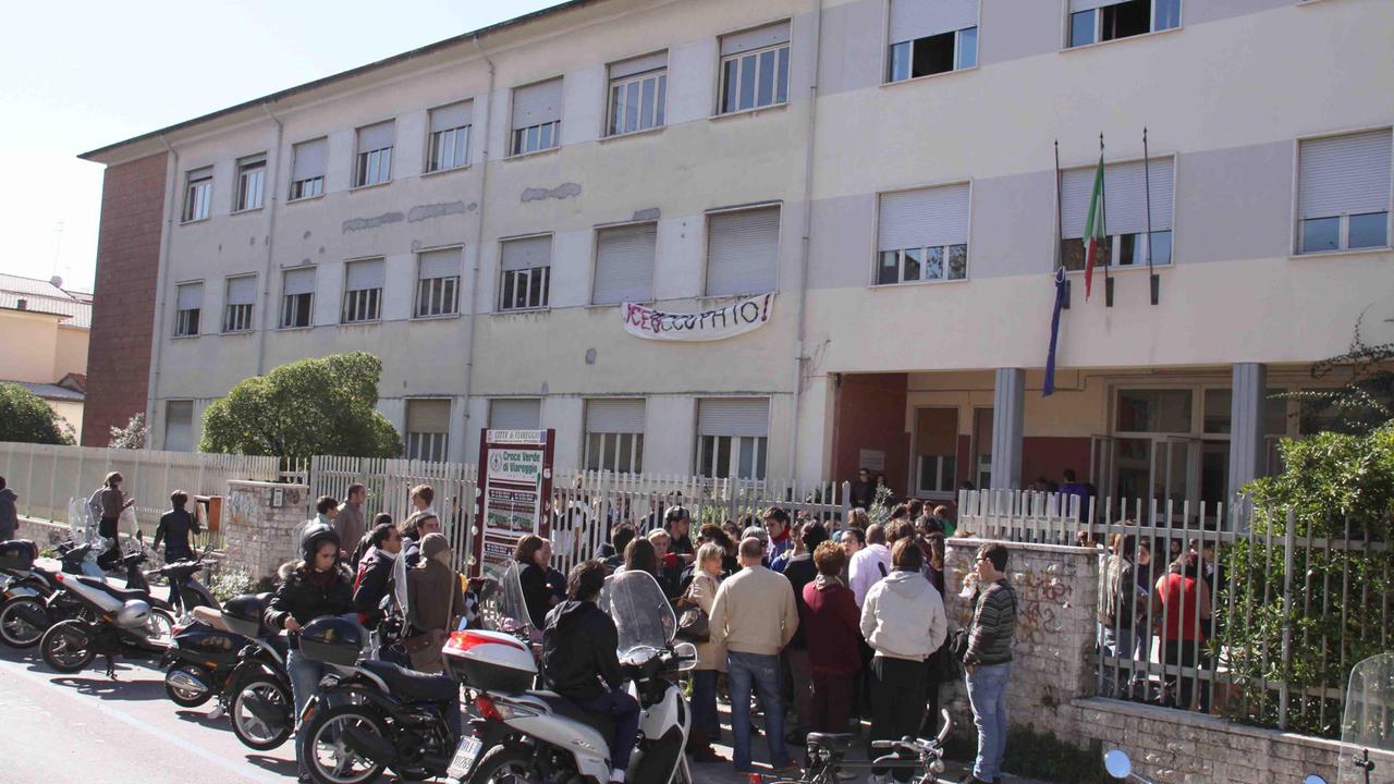 L'ingresso del liceo scientifico di Viareggio (foto d'archivio)