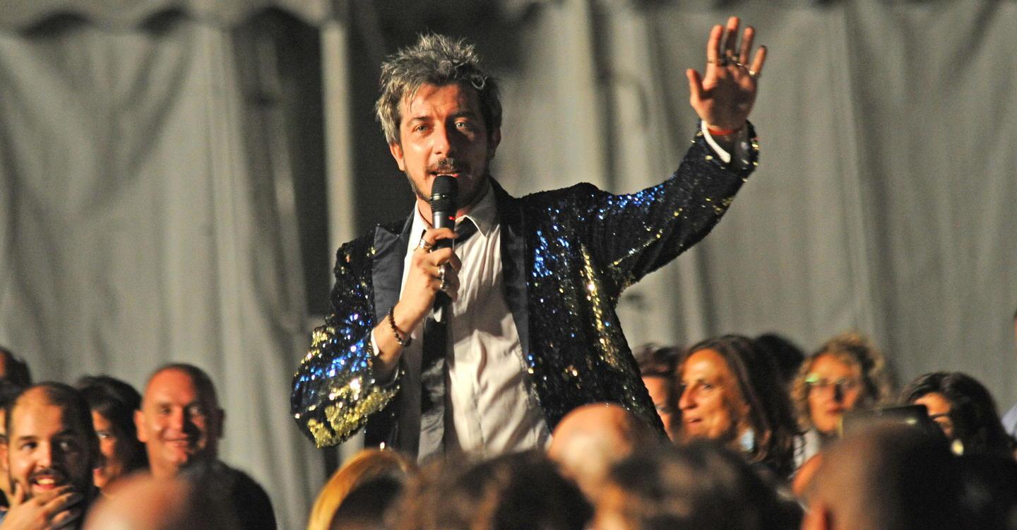 Paolo Ruffini dal banco al palco: «Il mio primo show è stato la maturità. Ai ragazzi dico: studiate e sarete migliori» 