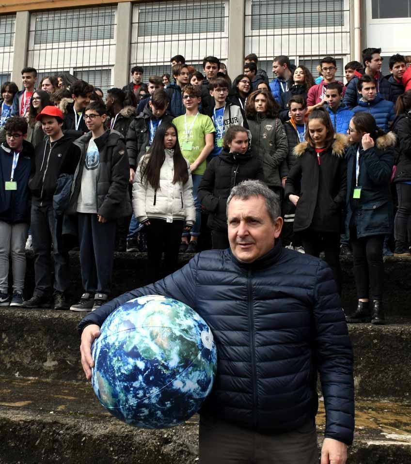 «Mi mancheranno i sorrisi dei ragazzi» L’ultima lezione del professor Canesi 