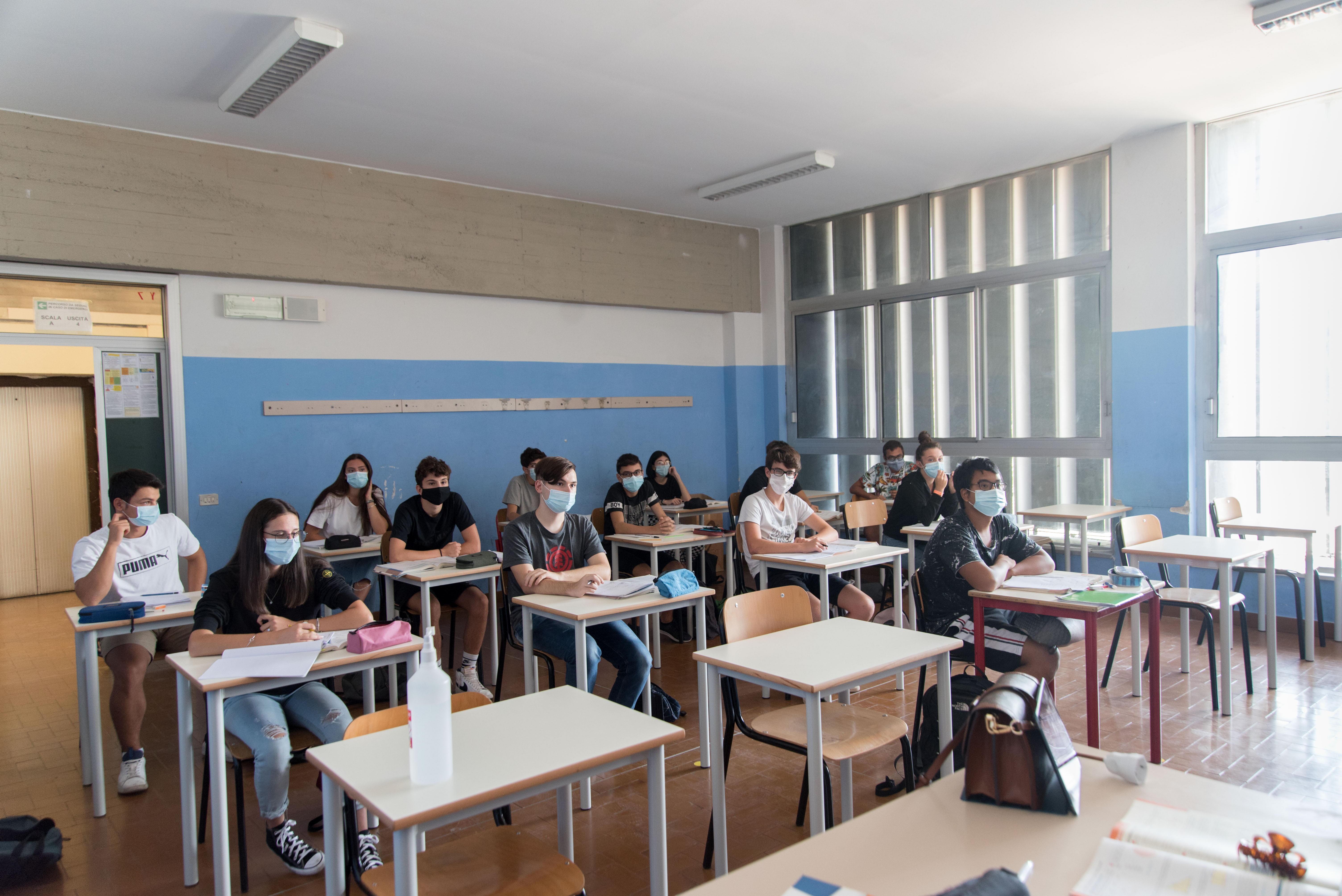 Nove ingressi, sensi unici e turni: il Fermi-Giorgi riparte così 