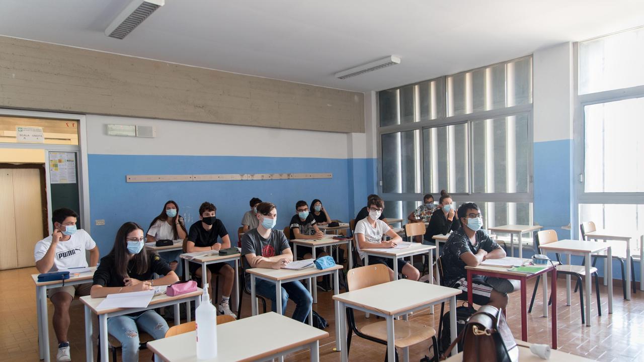Nove ingressi, sensi unici e turni: il Fermi-Giorgi riparte così