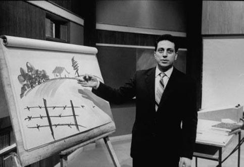Alberto Manzi durante una delle sue lezioni in tv nella trasmissione "Non è mai troppo tardi"