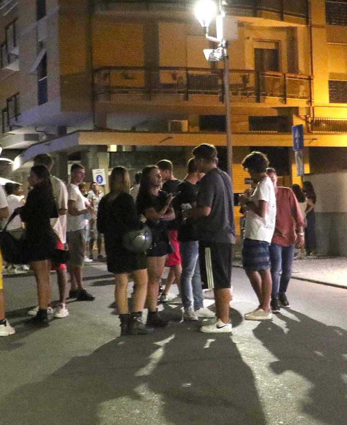 Clacson, cori da stadio e niente mascherine 