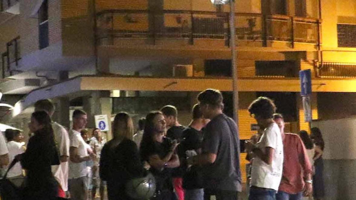 Clacson, cori da stadio e niente mascherine