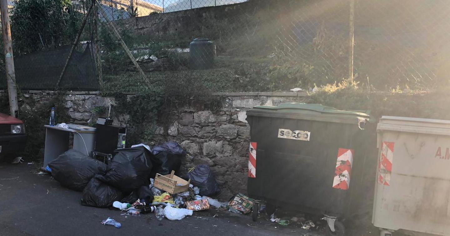 Quanti rifiuti in via Montia