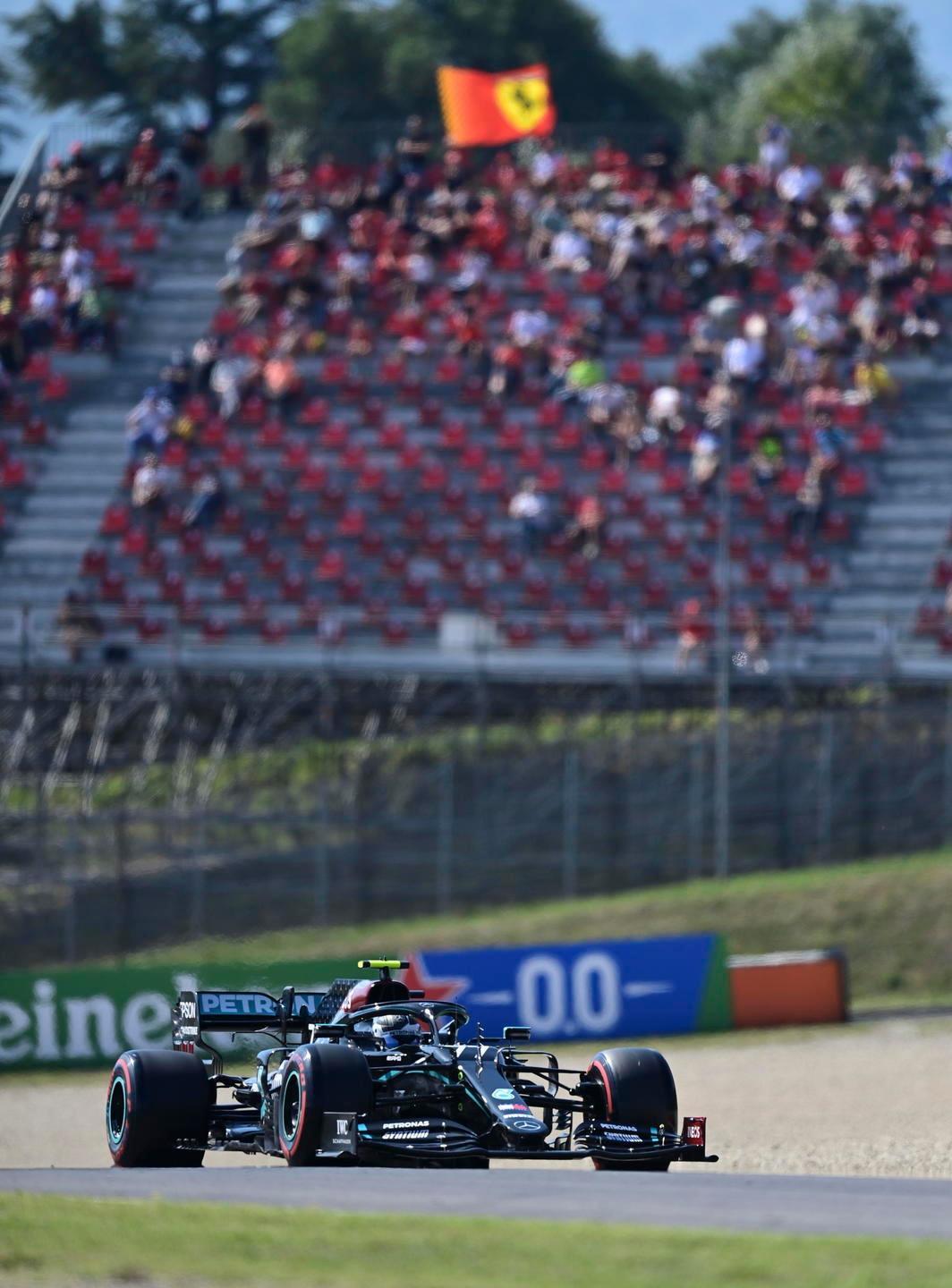 Leclerc, lampi rossi nel verde che incanta Il Mugello strega Hamilton: “fenomenale” 
