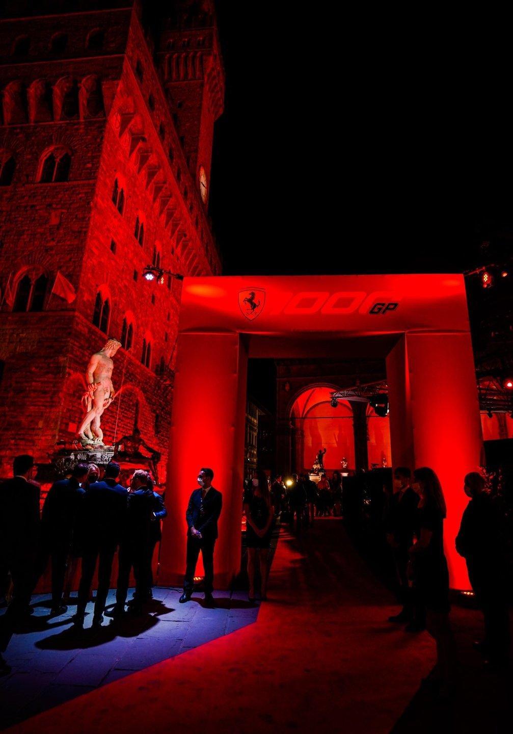 Signoria Ferrari, questa piazza è tutta tua Così Firenze celebra il Gp numero mille