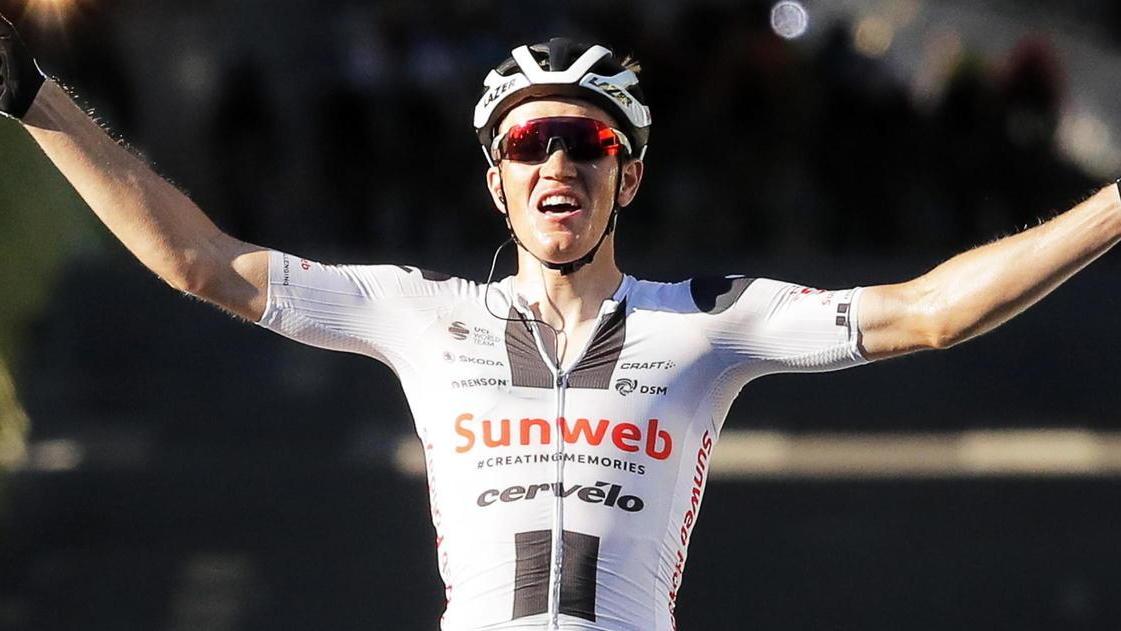Bernal attacca, Roglic c’è Oggi arrivo al Grand Colombier