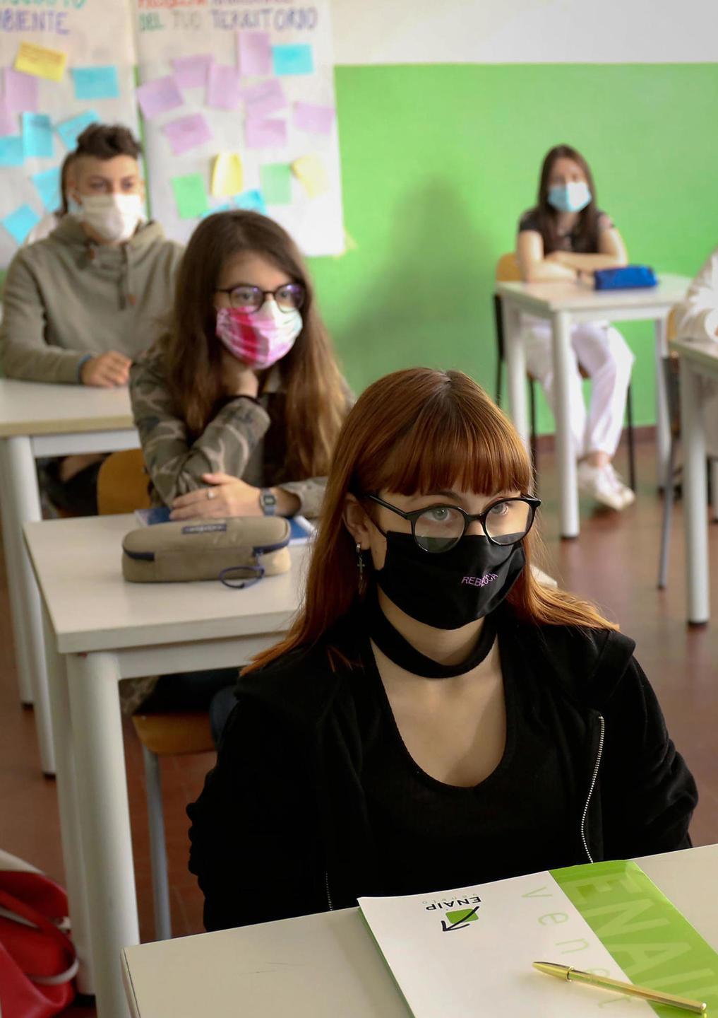 Mascherine, si devono portare da casa Ecco i lavori negli istituti comprensivi 