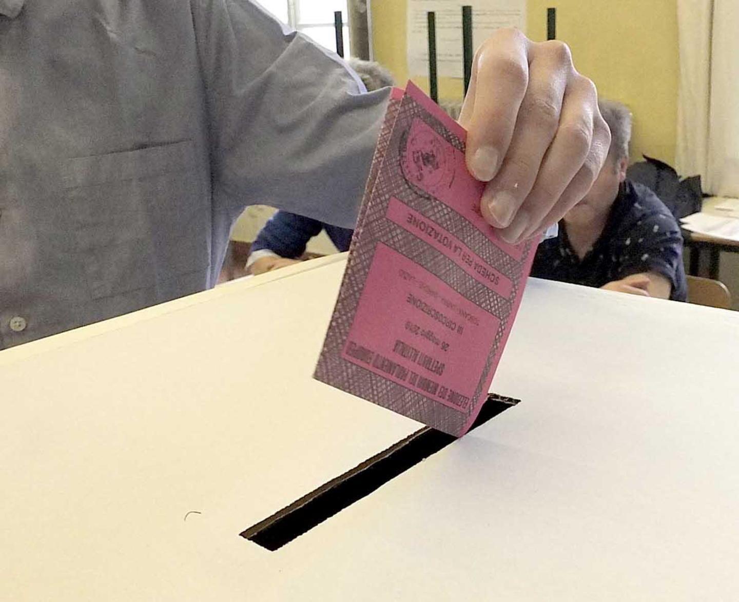 La carica dei 348 scrutatori negli 86 seggi allestiti per le Regionali e il Referendum