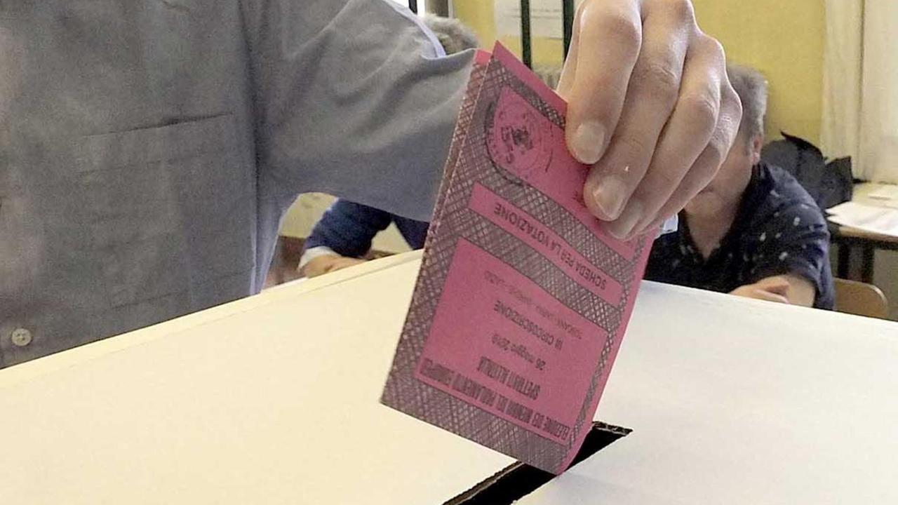La carica dei 348 scrutatori negli 86 seggi allestiti per le Regionali e il Referendum