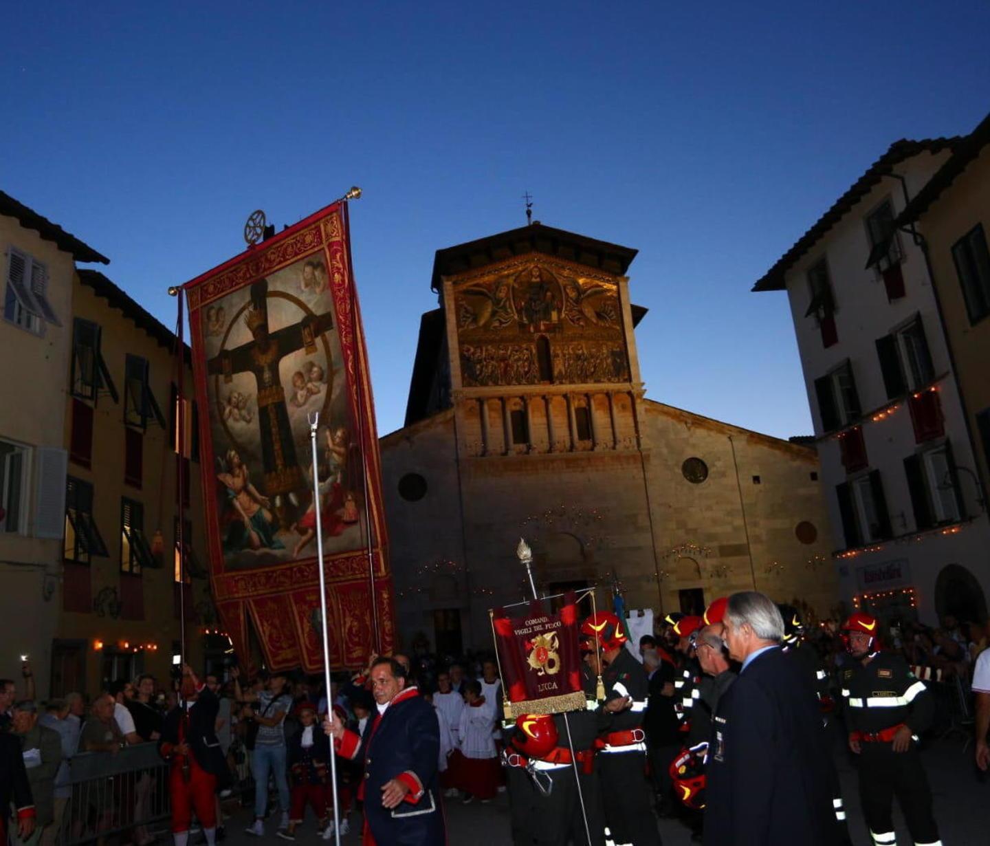 Santa Croce senza corteo ma con le luci 