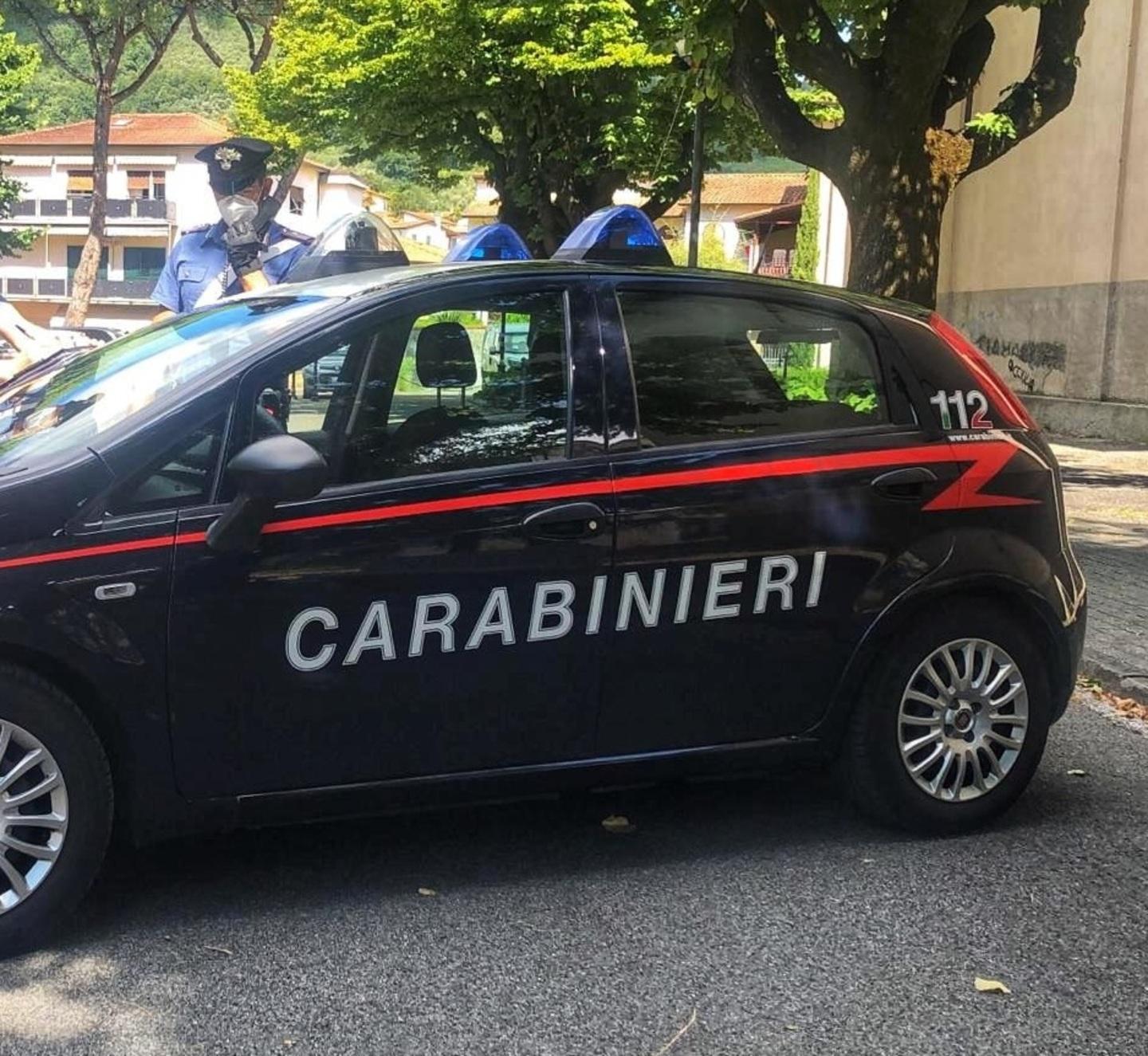 Lo spaccio lo gestivano in casa: due conviventi arrestati con la cocaina 