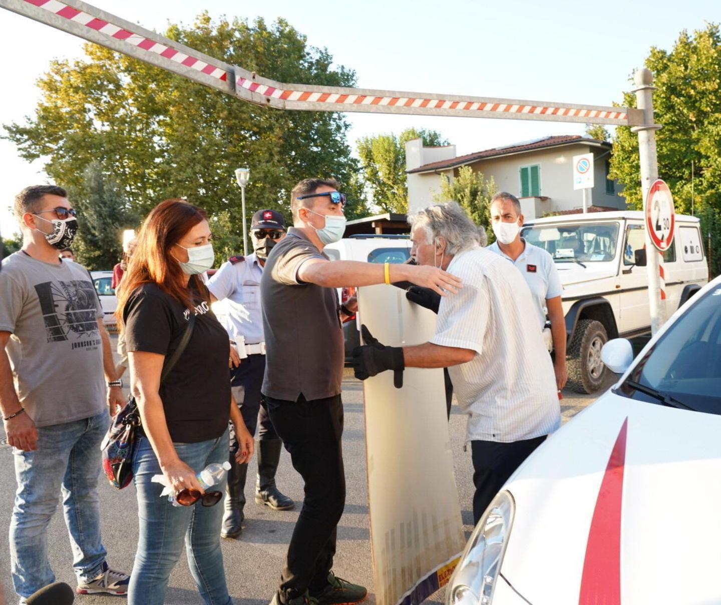 Babbo Ceccardi fa irruzione tra le Sardine col cartello di Susanna: «I fascisti siete voi» 
