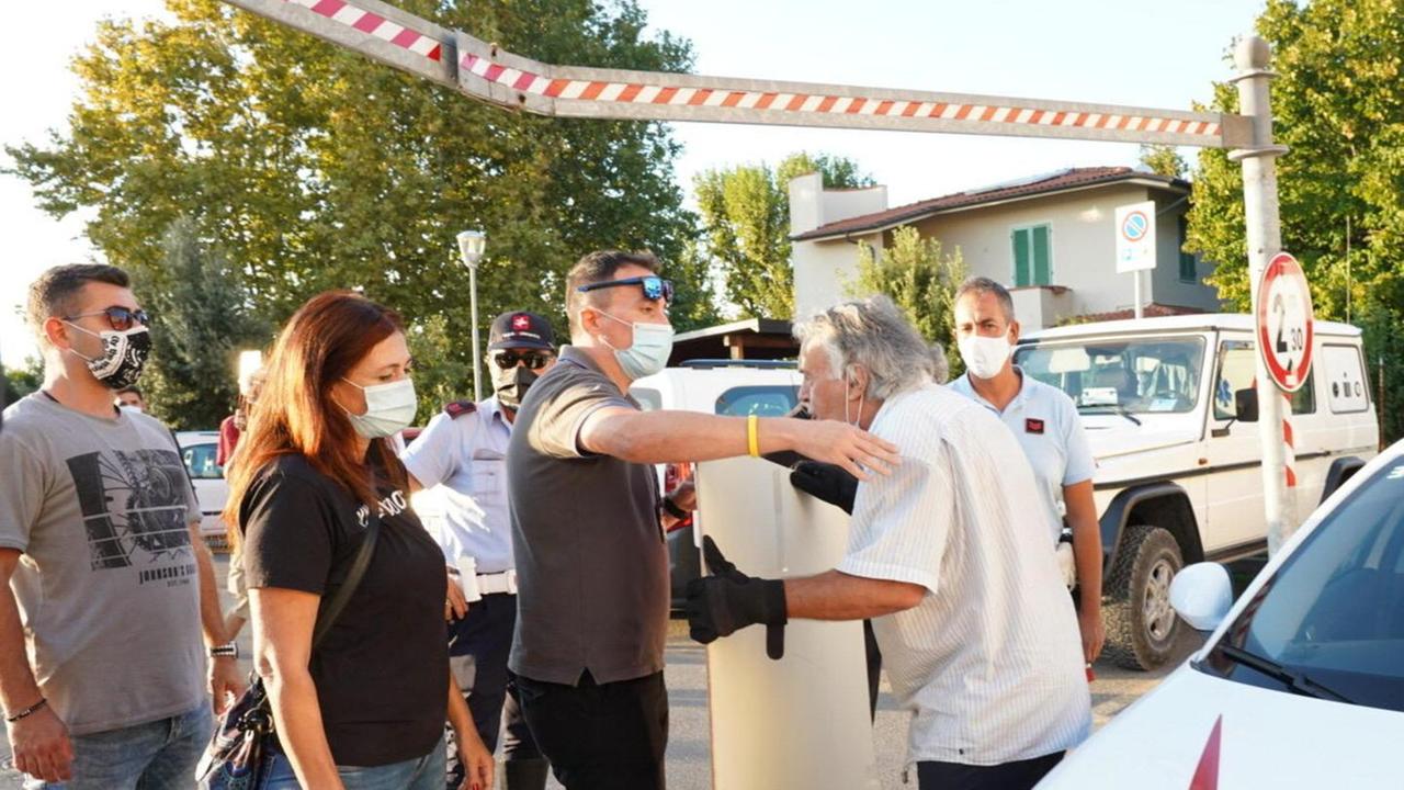 Babbo Ceccardi fa irruzione tra le Sardine col cartello di Susanna: «I fascisti siete voi»