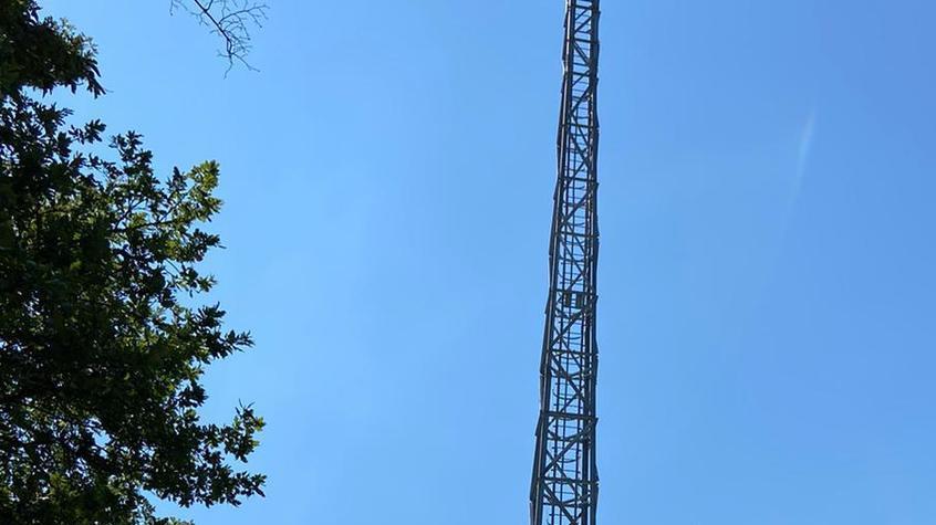 Sul crinale della collina spunta un traliccio
