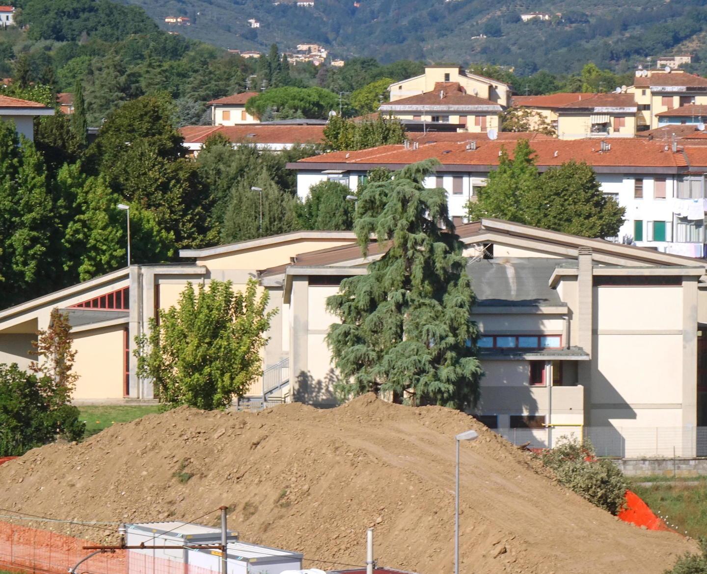 Un cantiere edile a ridosso della scuola e la dirigente chiede controlli all’Arpat 