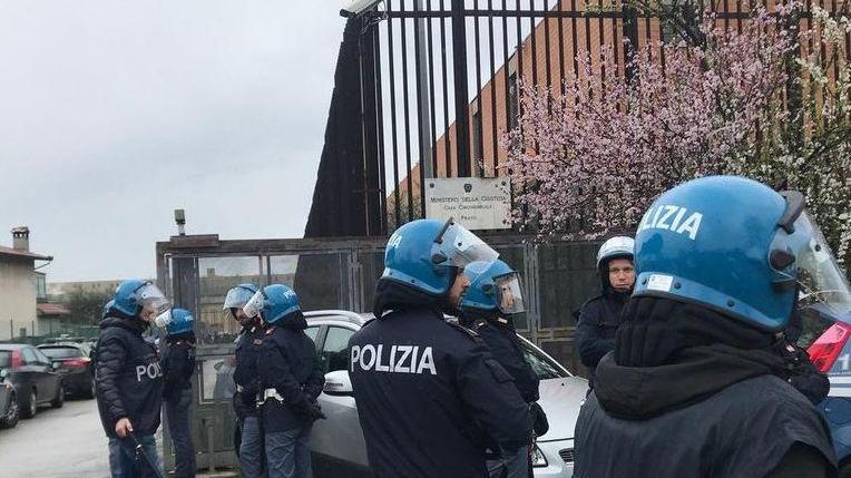 Detenuto brucia un materasso Intossicati 7 agenti di custodia