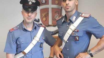 Prima occupa una casa poi attacca i carabinieri