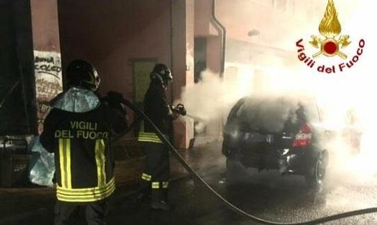 Auto incendiata, si sospetta il dolo 