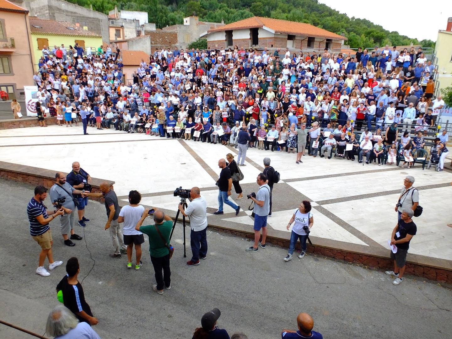 Gigantografia di gruppo contro lo spopolamento 
