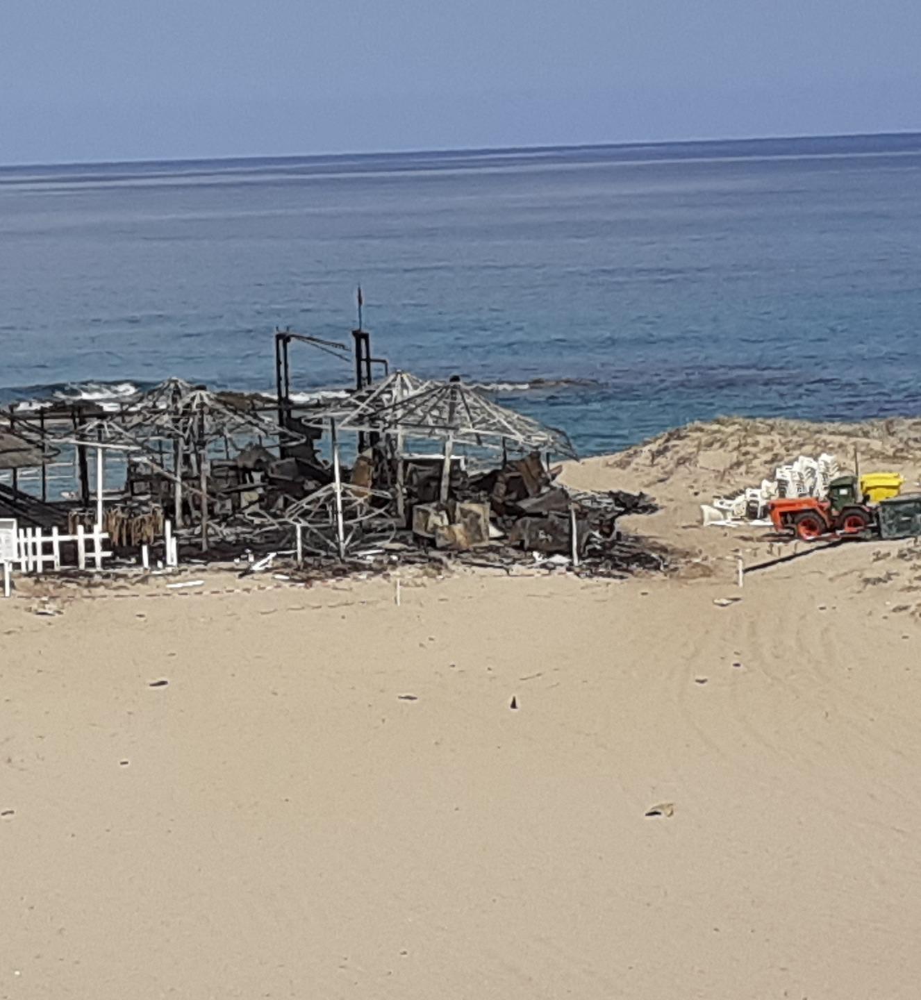 Il chiosco in fumo per colpa di un frigo 