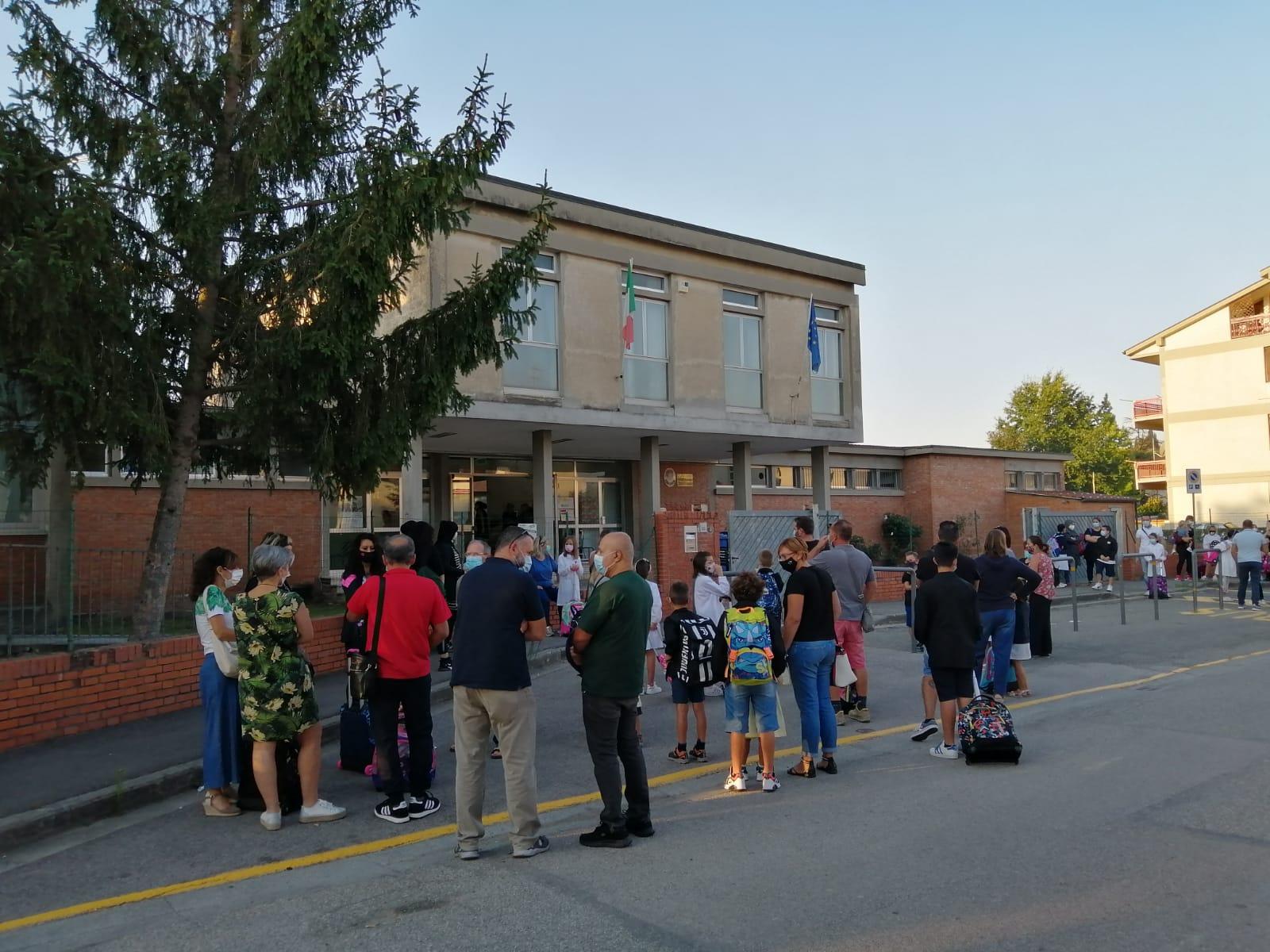 I genitori davanti alla scuola primaria di Ponte a Egola