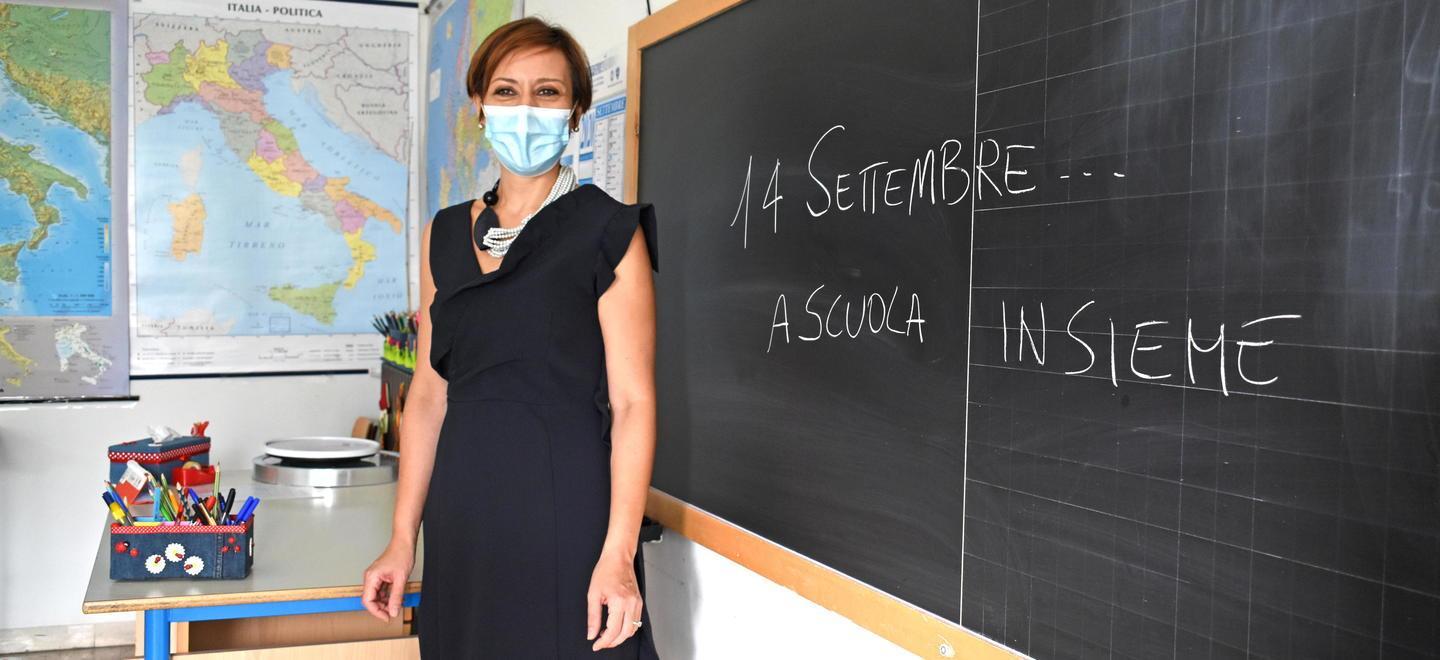Banchi singoli, adesivi sul pavimento e tanti cartelli: è la scuola anti-Covid 