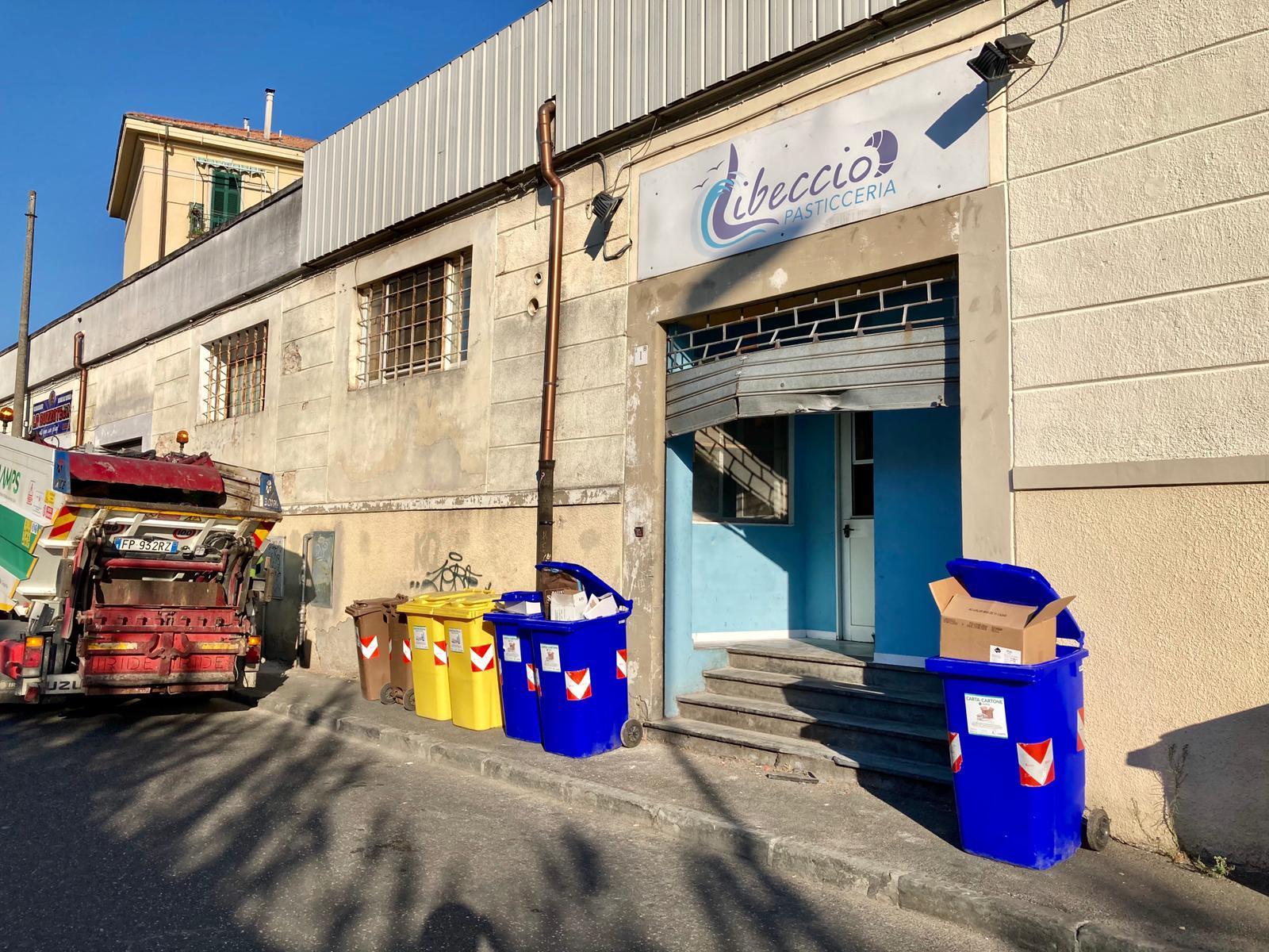 L'ingresso della pasticceria in via delle Sorgenti danneggiato dalla bomba carta