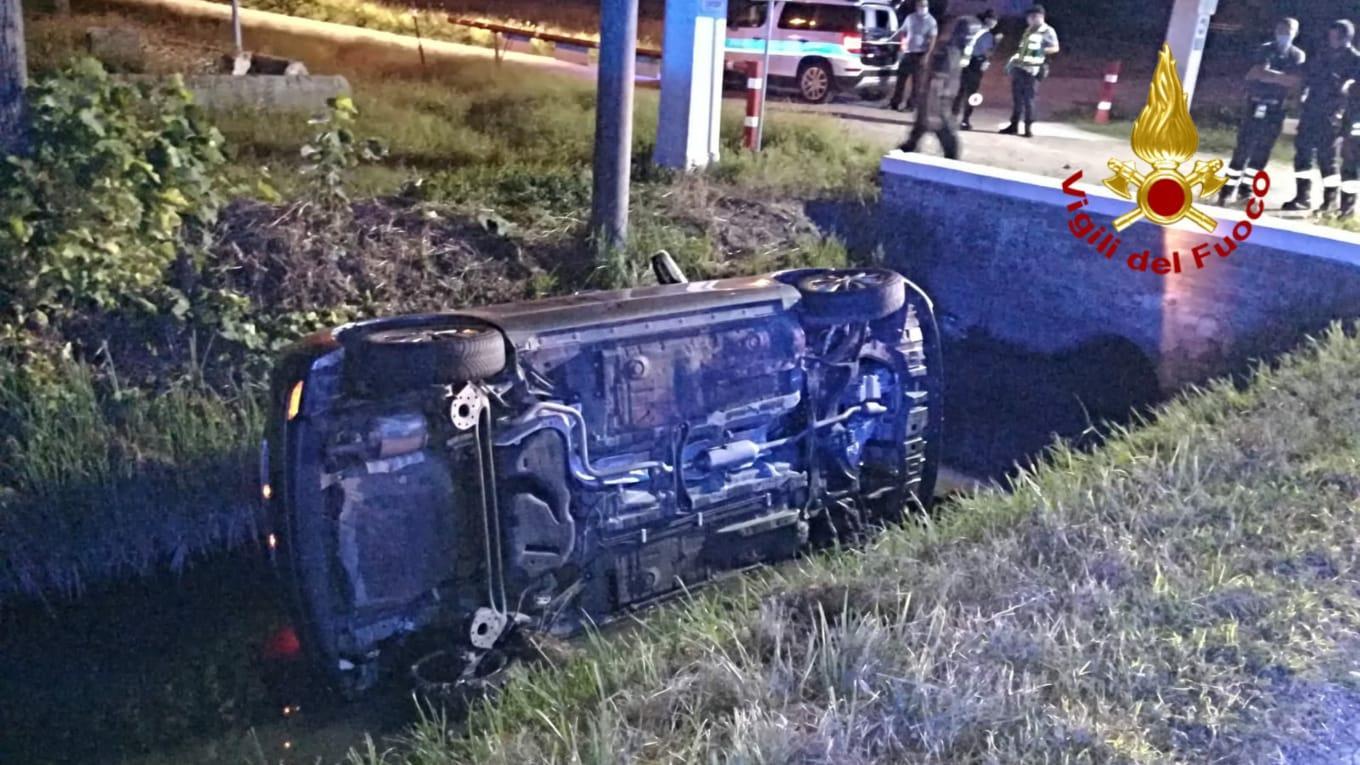 L'auto fuori strada in via Ospedaletto